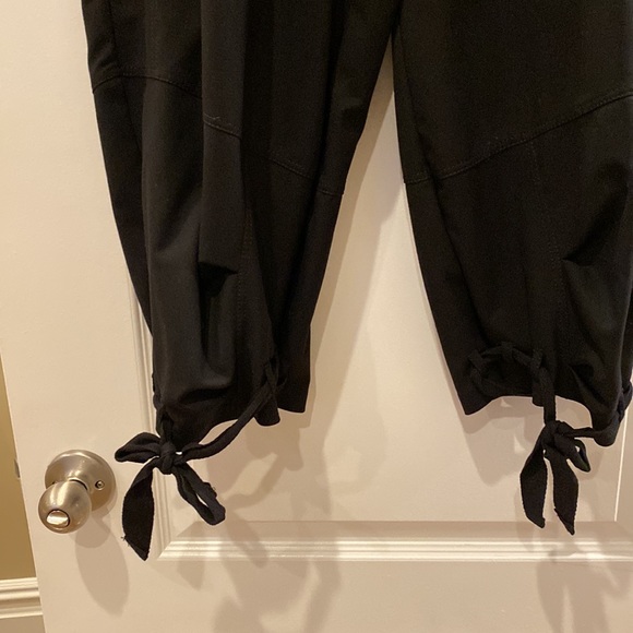 GUZELLA FUNKY CAPRI PANTS - Picture 2 of 10